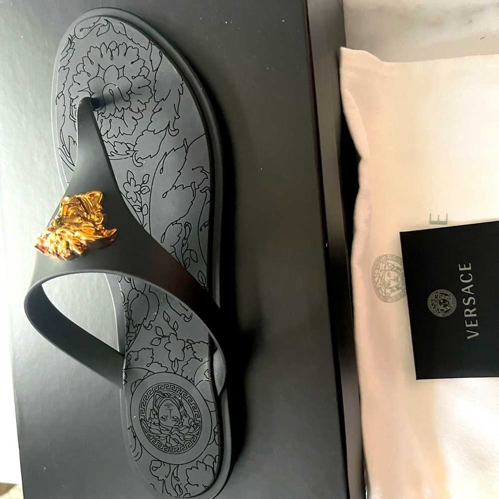 Versace
La Medusa Flat Sandals